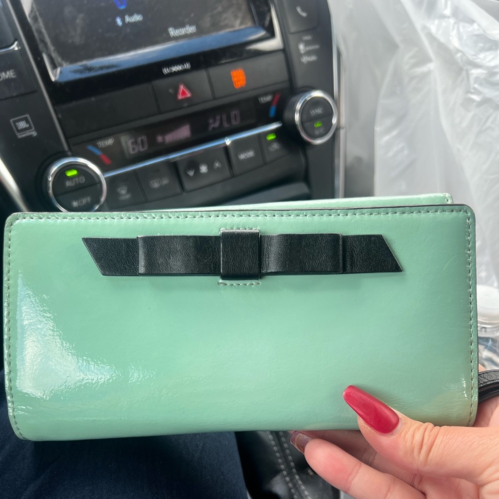 Kate Spade Patent Leather Long Zip Wallet Mint Green With Black Bow - Picture 2 of 9